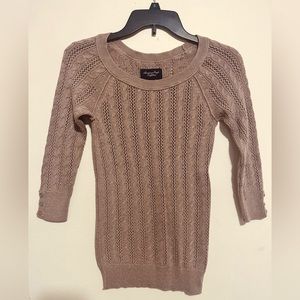 Beautiful knitted sweater, American Eagle brand. Size S/P. 3/4 style sleeves.